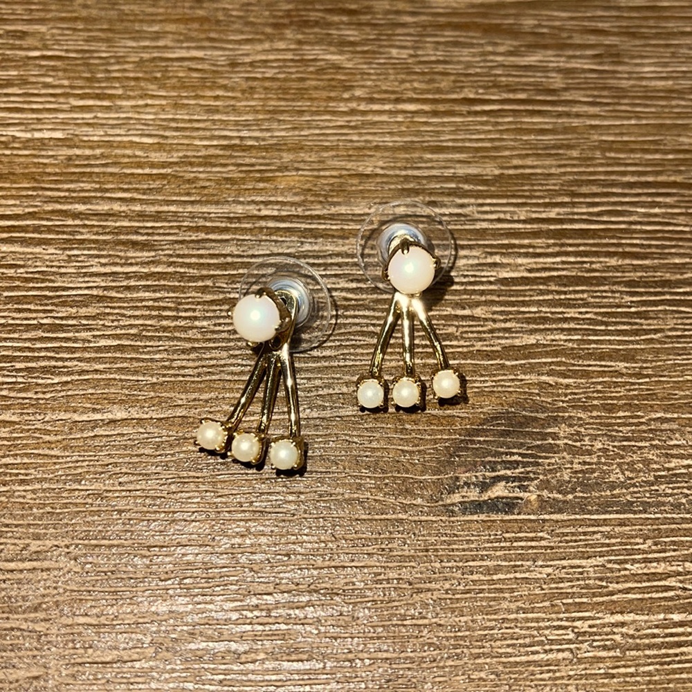 Three pearls earrings